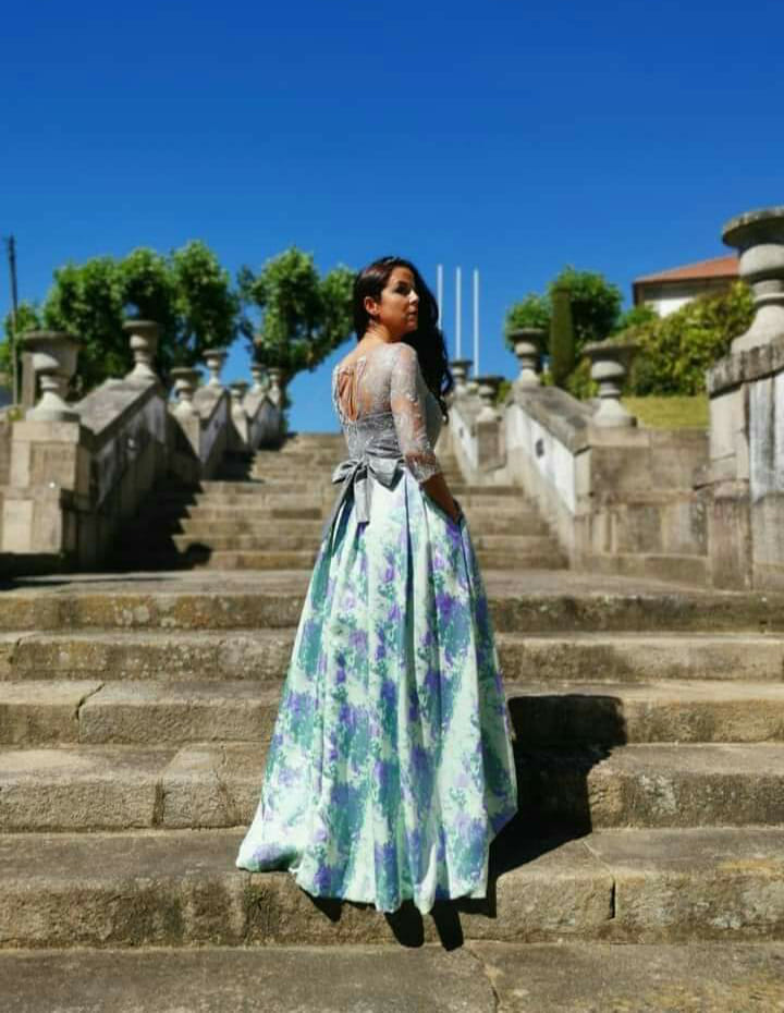 Vestido Mizuky Mulher com vestido longo azul claro floral e renda cinzenta em escadaria de pedra