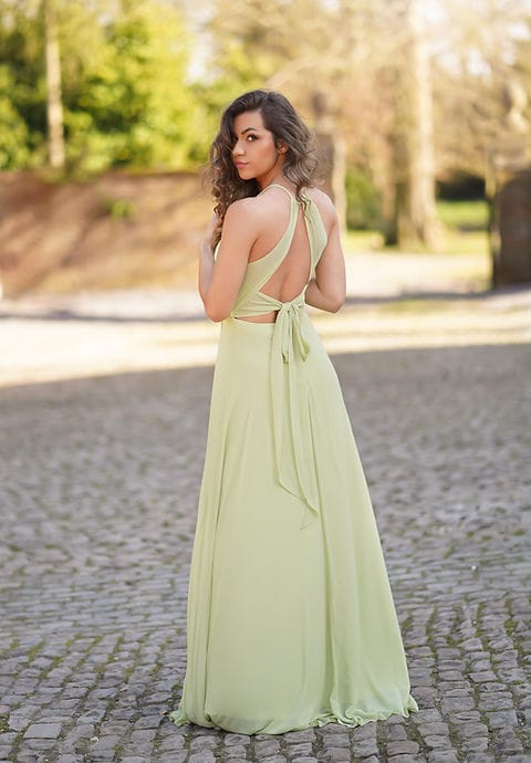 Vestido Jamaica Vestido longo verde claro com tiras cruzadas nas costas.