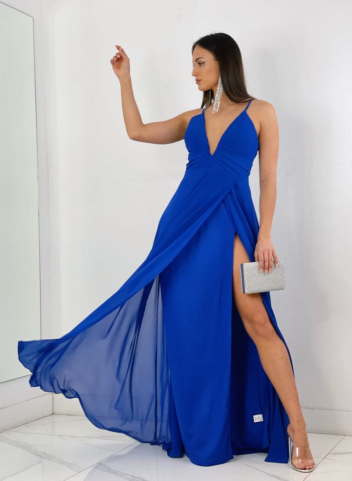 Vestido Nancy Vestido longo azul com alças finas e racha lateral usado por mulher