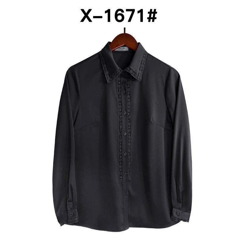 Blusa c/renda Moda Ana Camisa preta com renda e botões pendurada num cabide