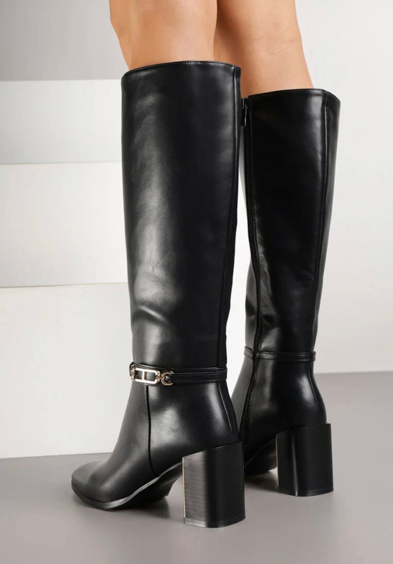 Bota Cano Alto C/ Fivela Botas altas pretas em pele com tacão largo e fivela metálica