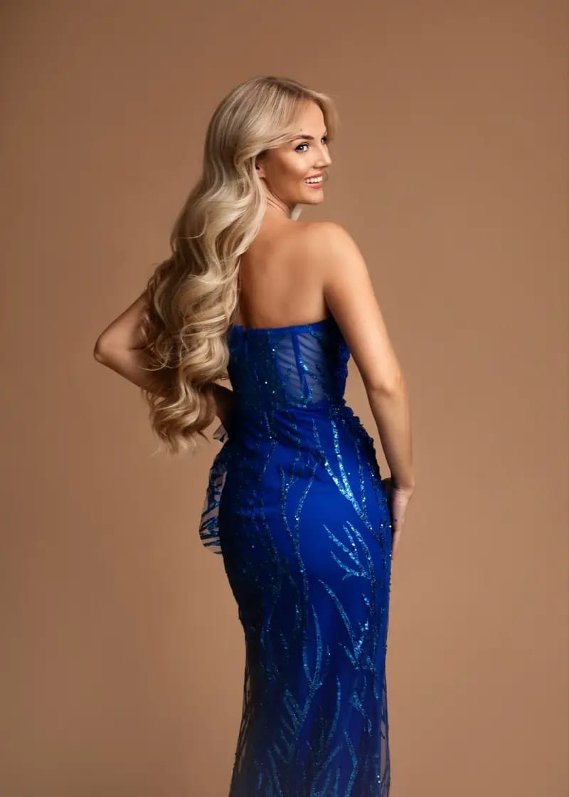 Vestido Maggy Vestido longo azul brilhante sem alças com padrão, visto de costas