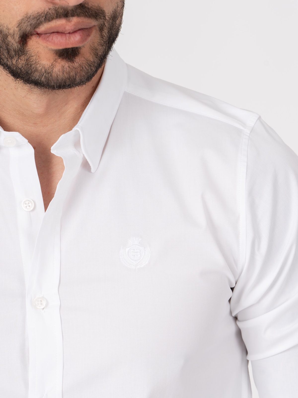 Camisa SMK Básica Bordada Camisa branca com bordado e colarinho clássico