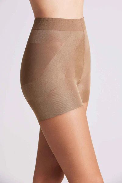 roupa interior modeladora bege com cintura alta e pernas curtas