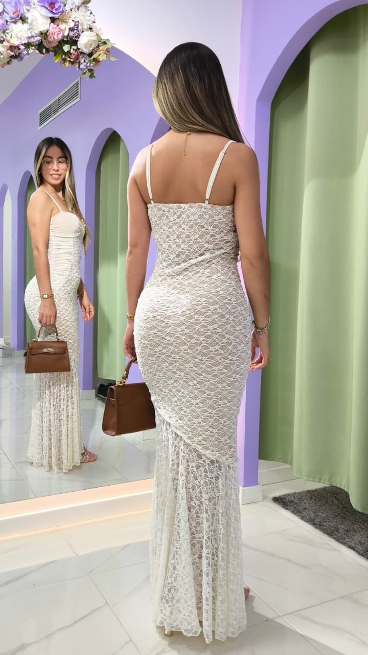 Vestido Giorgia Vestido comprido de renda branco com alças finas numa sala com paredes lilás e cortinas verdes