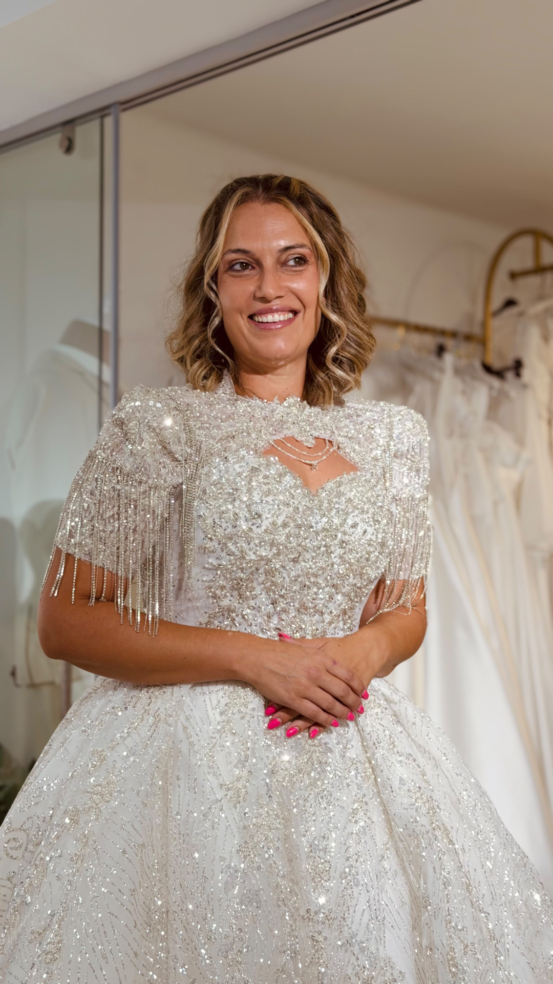 Vestido Wedding Aurora Vestido de noiva branco brilhante com franjas prateadas em mulher sorridente