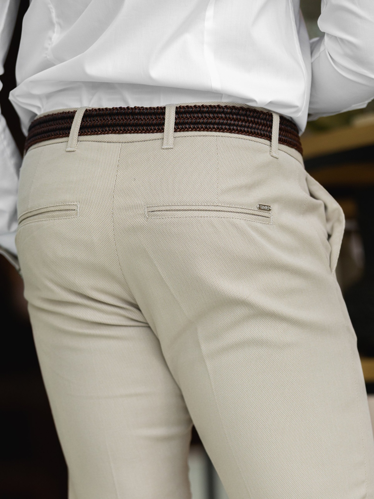 Calça SMK Golden Wear Calças bege com cinto castanho e camisa branca