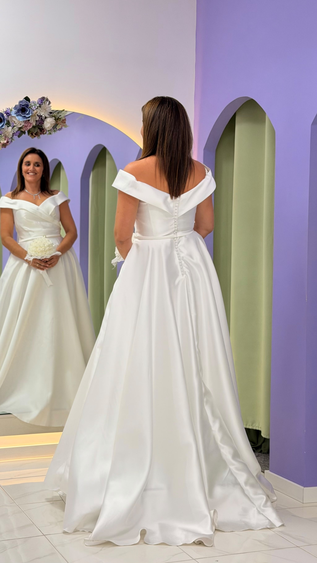 Vestido Gabrielle Noiva Vestido de noiva branco ombro a ombro com saia larga em tecido acetinado