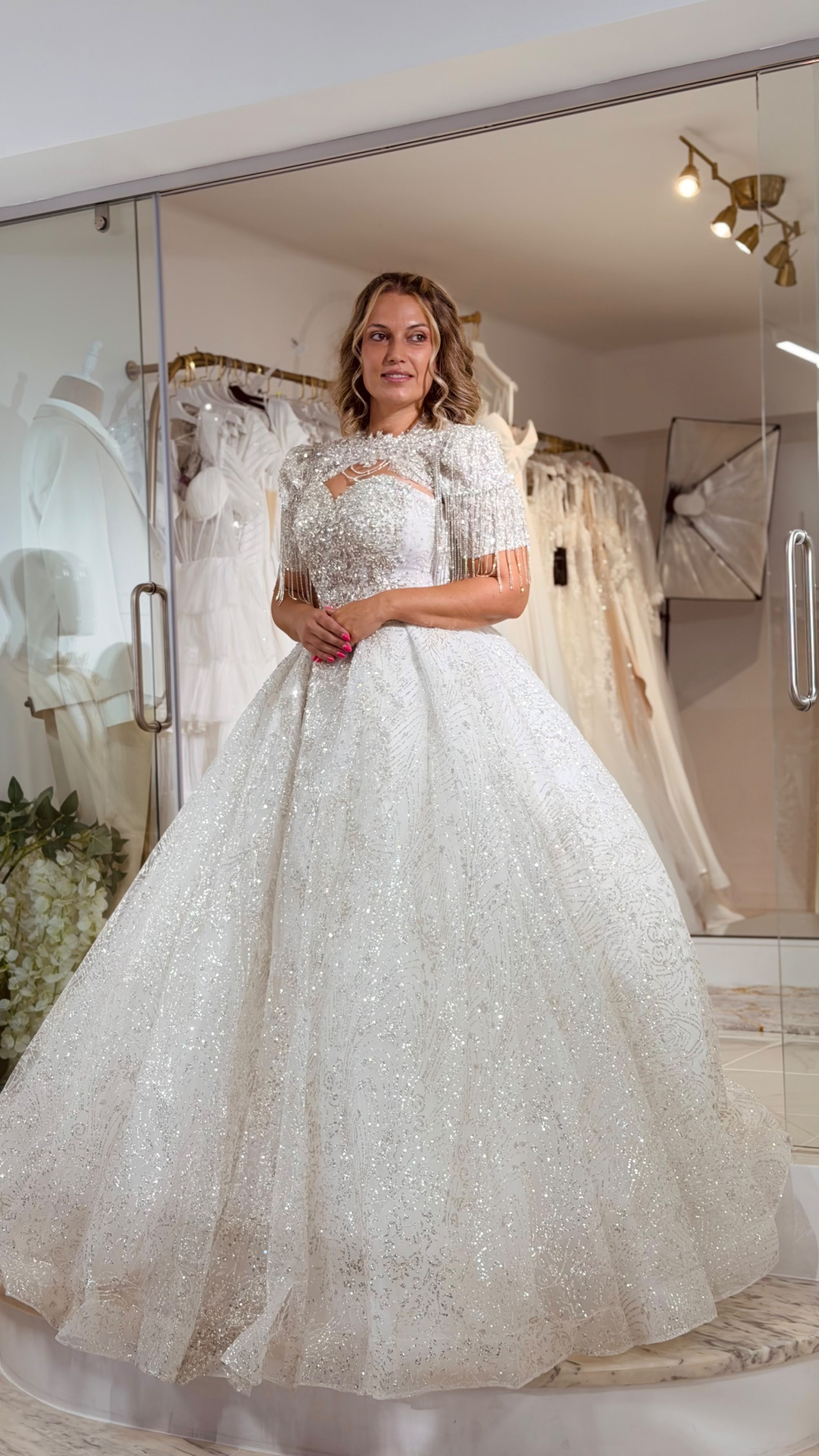 Vestido Wedding Aurora Vestido de noiva branco brilhante com franjas prateadas em loja