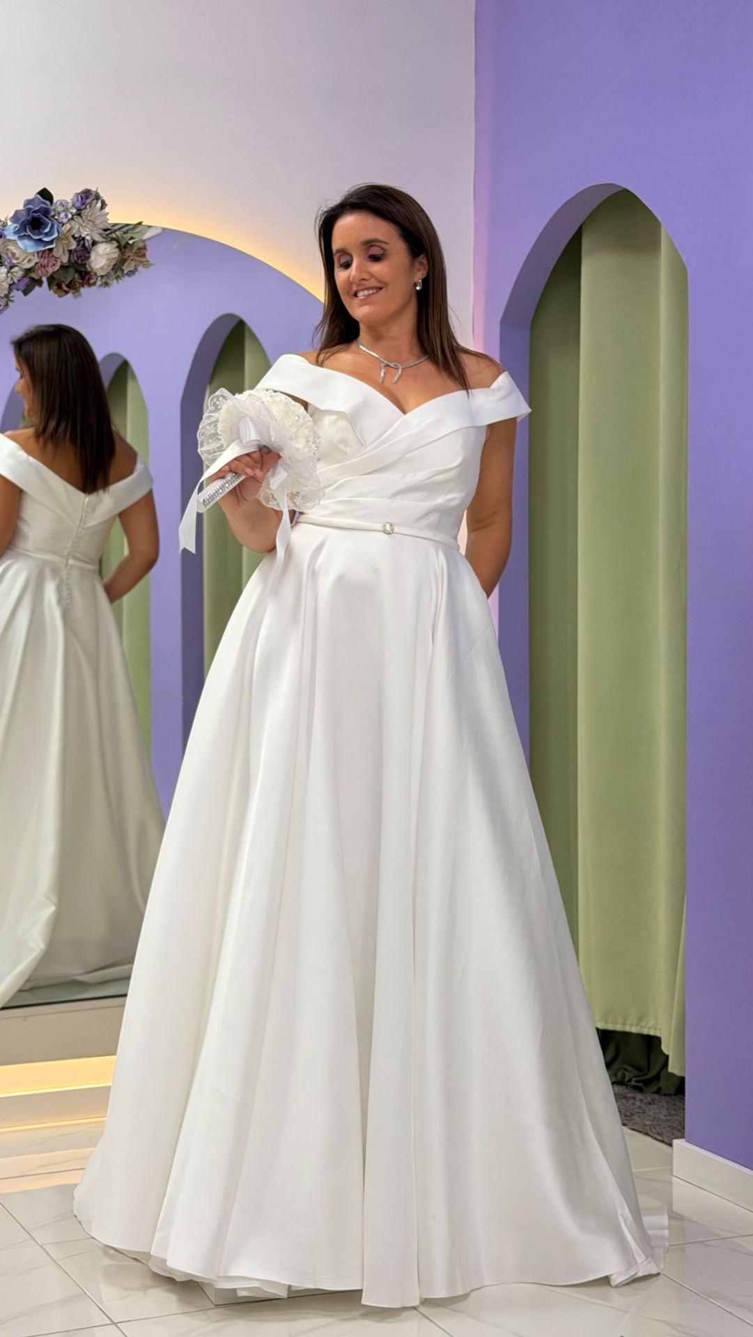 Vestido Gabrielle Noiva Vestido de noiva branco acetinado com decote ombro a ombro e saia ampla