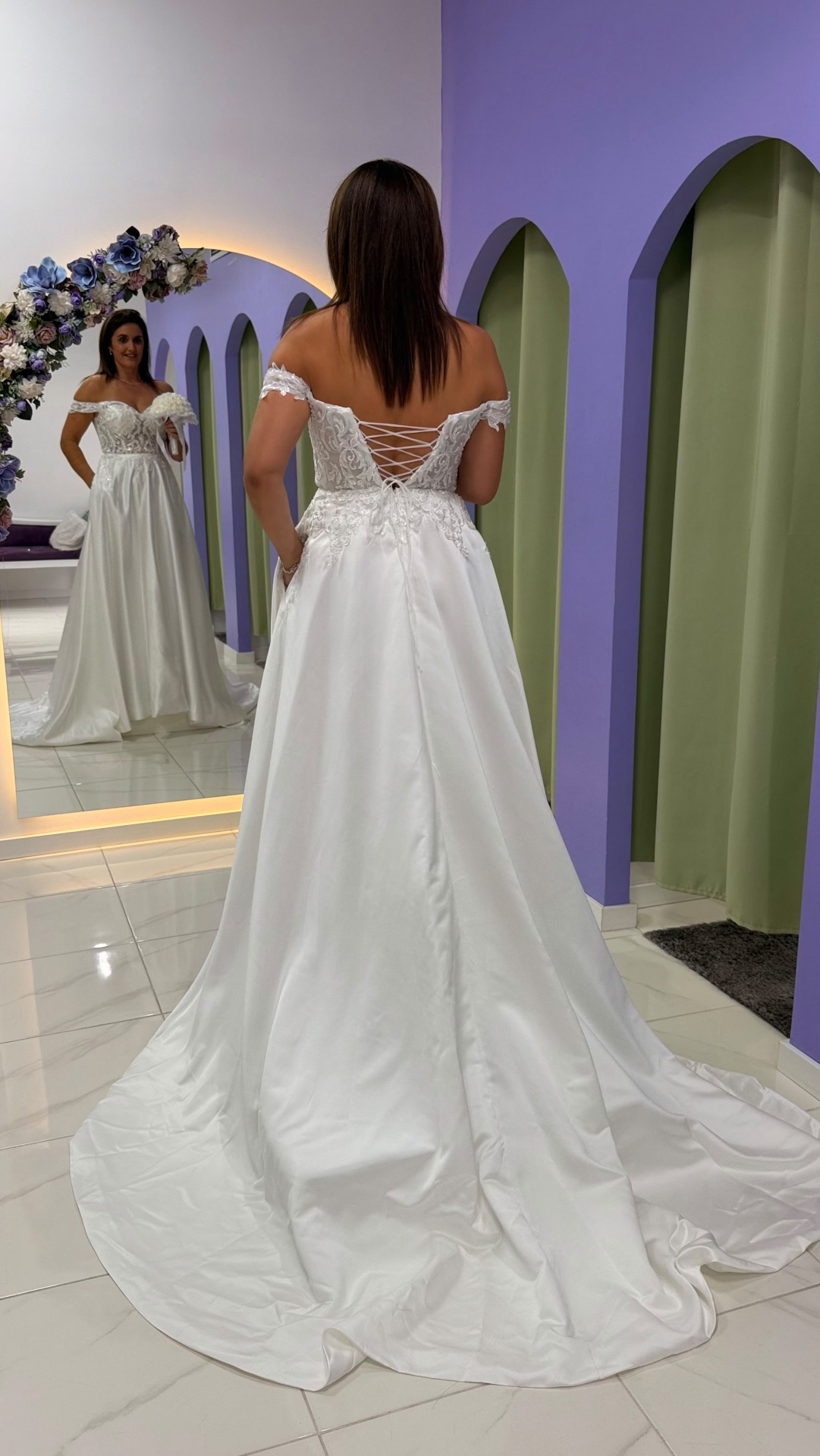 Vestido Amour Glamour Vestido de noiva branco com detalhes rendados visto de costas em provador