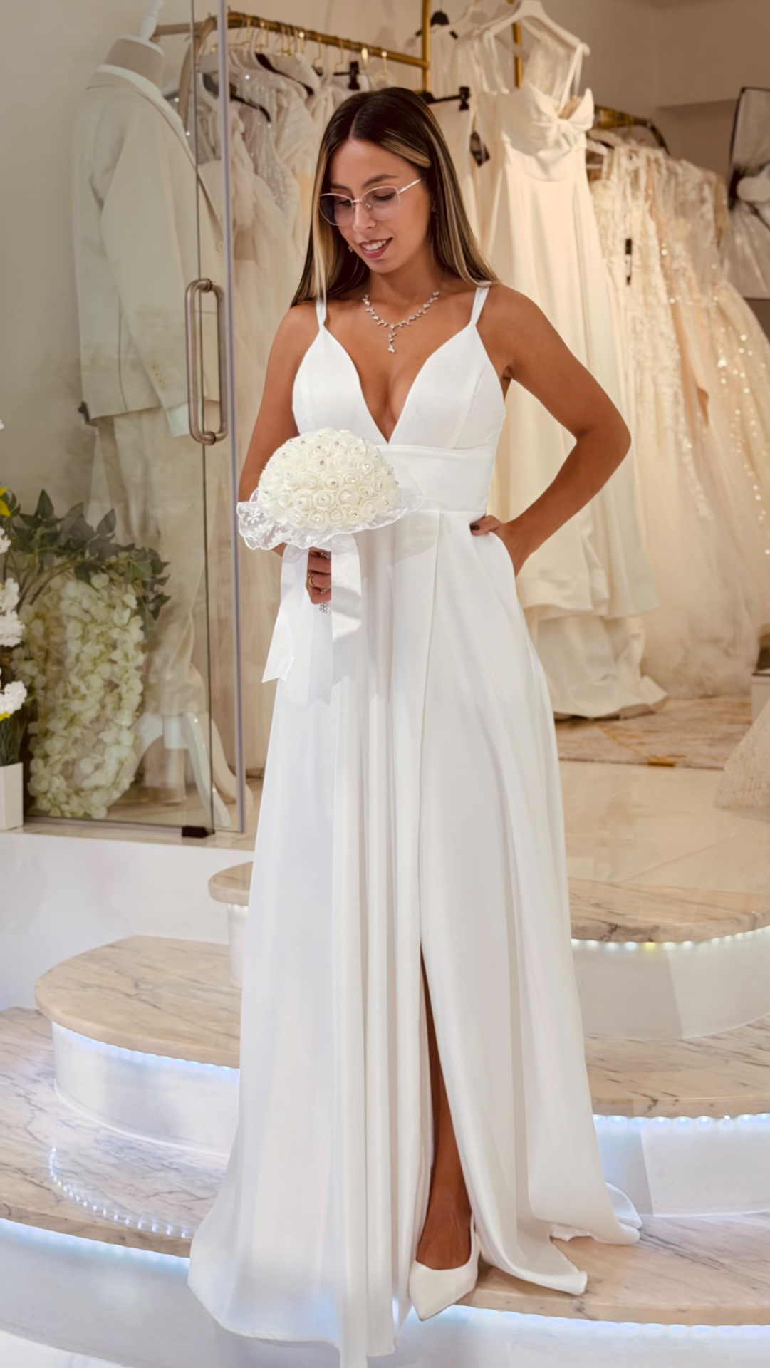 Vestido Muse Noiva Vestido de noiva branco com alças finas e decote em V profundo