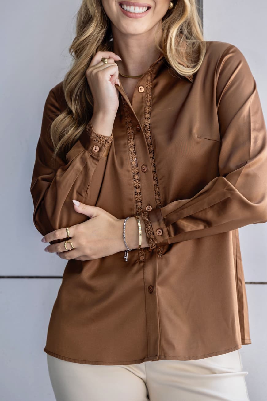 Blusa c/renda Moda Ana Camisa castanha com detalhes em renda e botões usados com acessórios e calças claras
