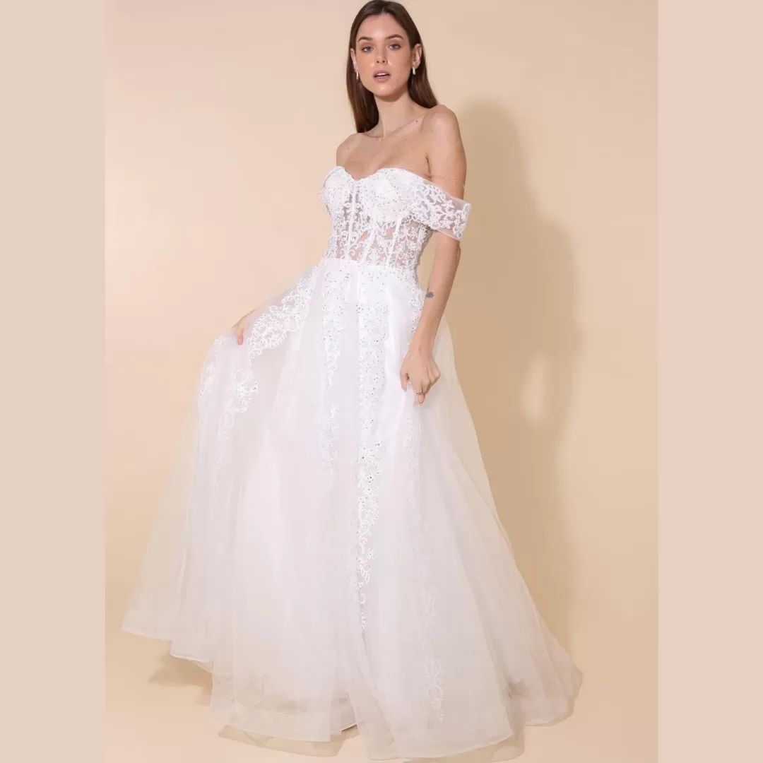 Vestido Bride XLSize Vestido de noiva branco com renda e saia ampla em fundo bege