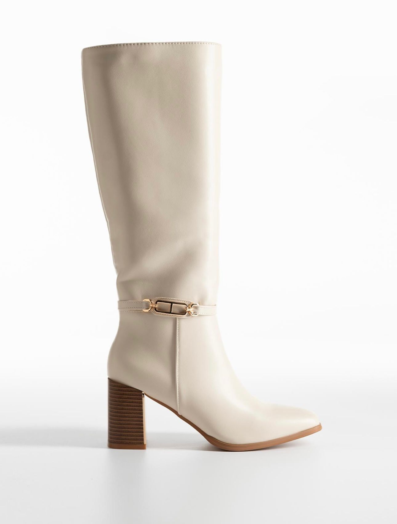 Bota Cano Alto C/ Fivela Bota alta creme com salto médio e fivela dourada