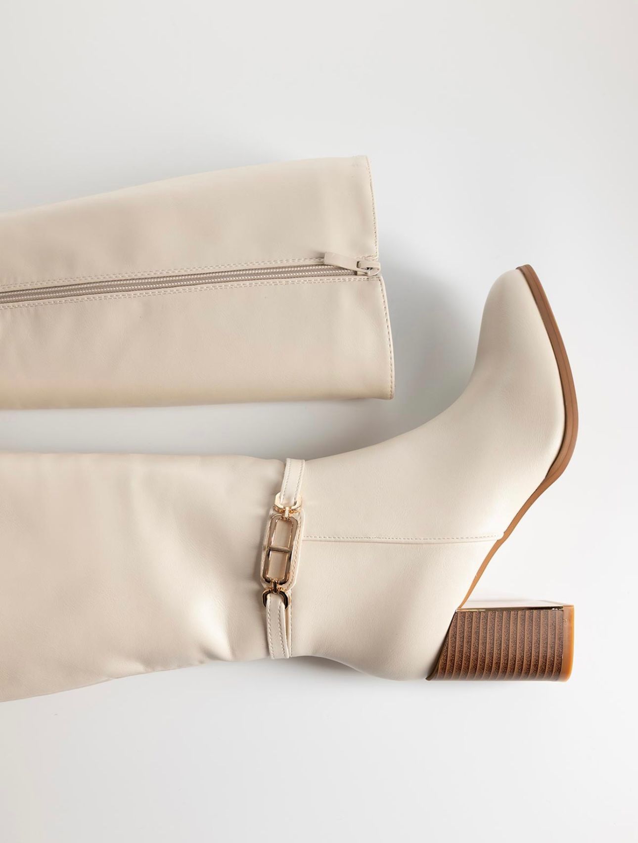 Bota Cano Alto C/ Fivela Bota feminina alongada creme com salto quadrado e fivela dourada