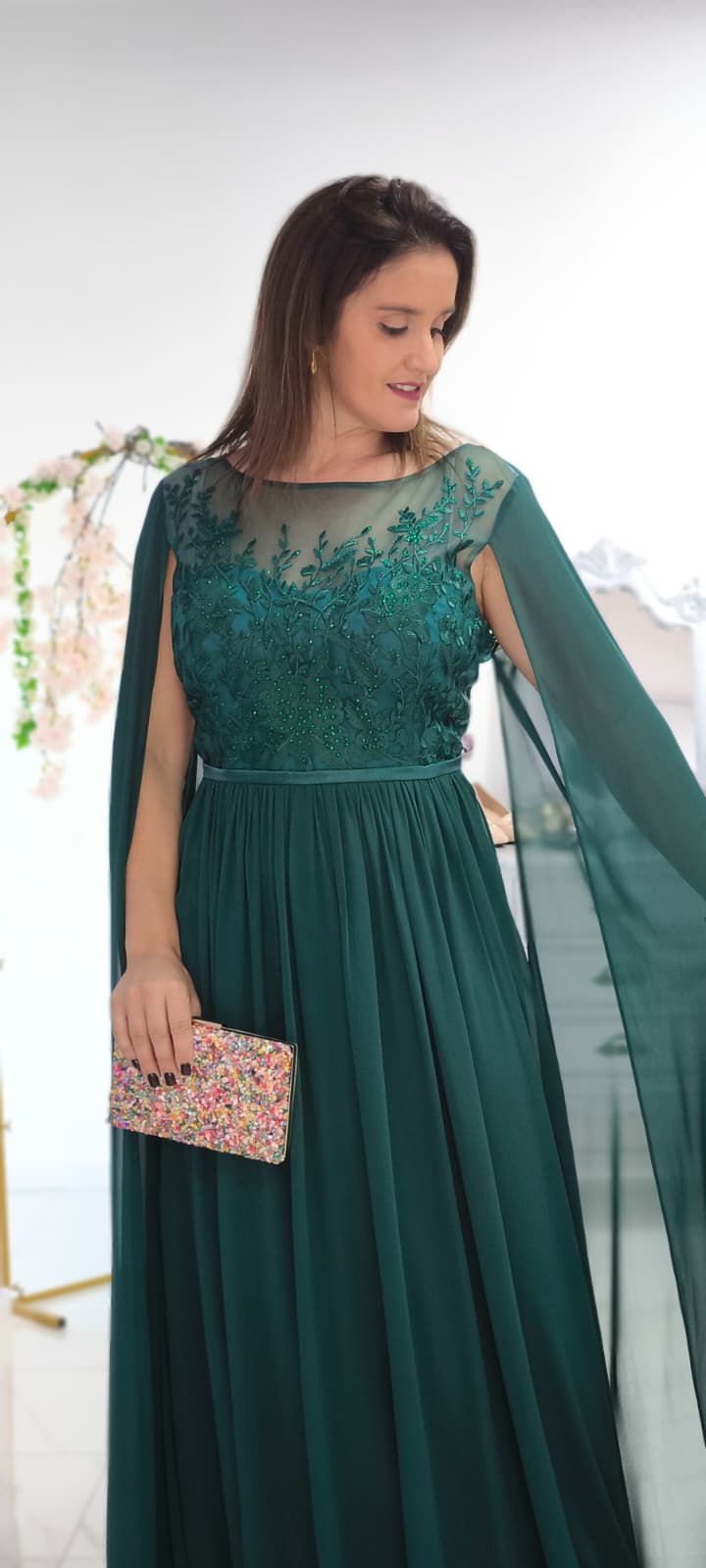 Vestido Cleopatra Plus Size Vestido verde escuro com bordados florais e pedraria, mangas transparentes e carteira colorida