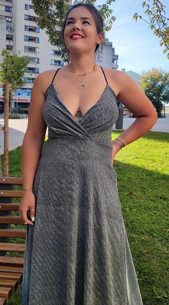 Vestido c/atilhos costas brilhante Vestido cinza comprido com alças finas e decote em V, usado por mulher ao ar livre