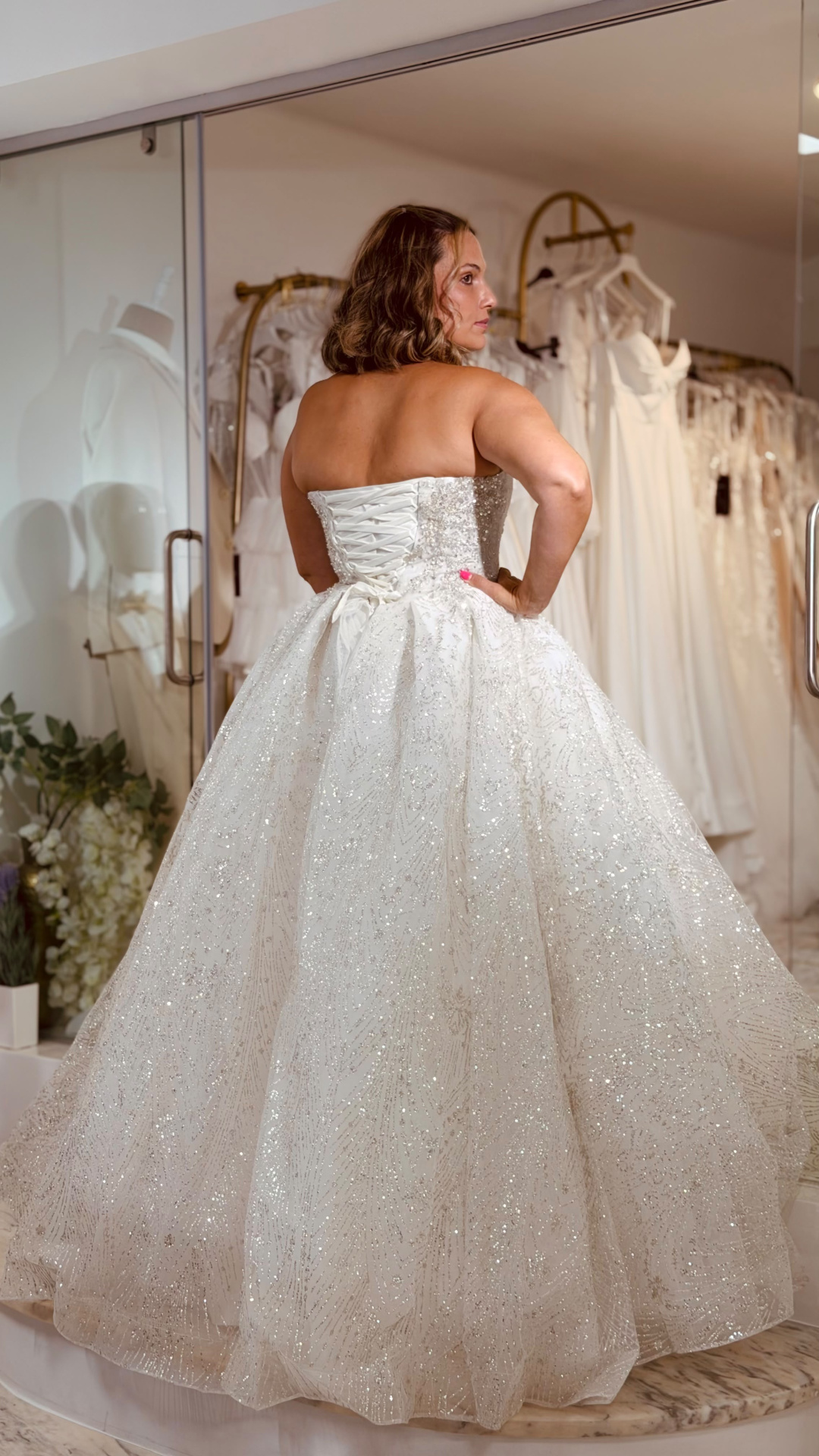 Vestido Wedding Aurora Vestido de noiva branco com saia rodada larga e corpete tomara que caia com detalhes em lantejoulas prateadas