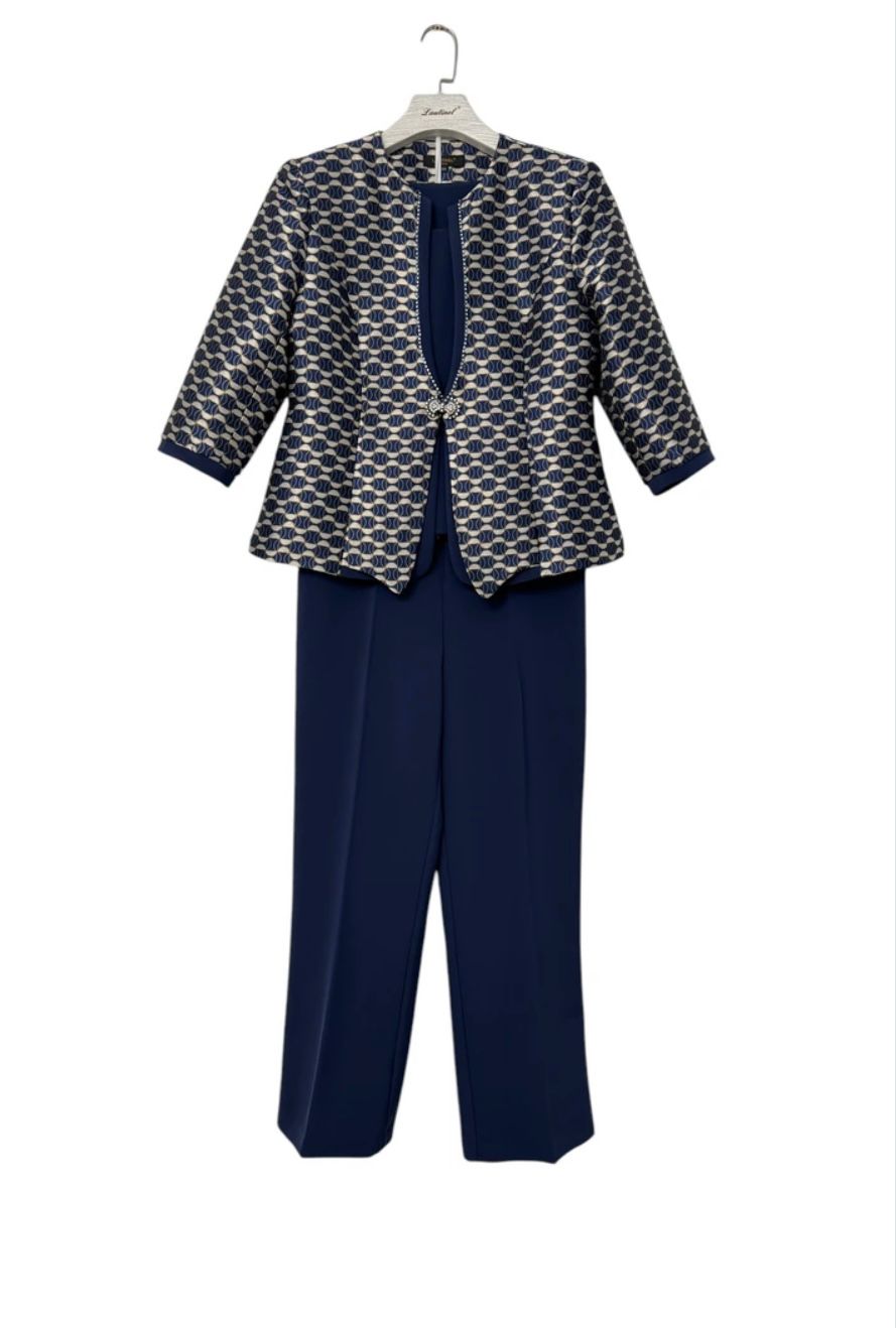 Conj. Lautinel 3 Peças (Calça, Blusa e Blazer) Conjunto feminino azul com casaco estampado e calças lisas pendurado em cabide branco