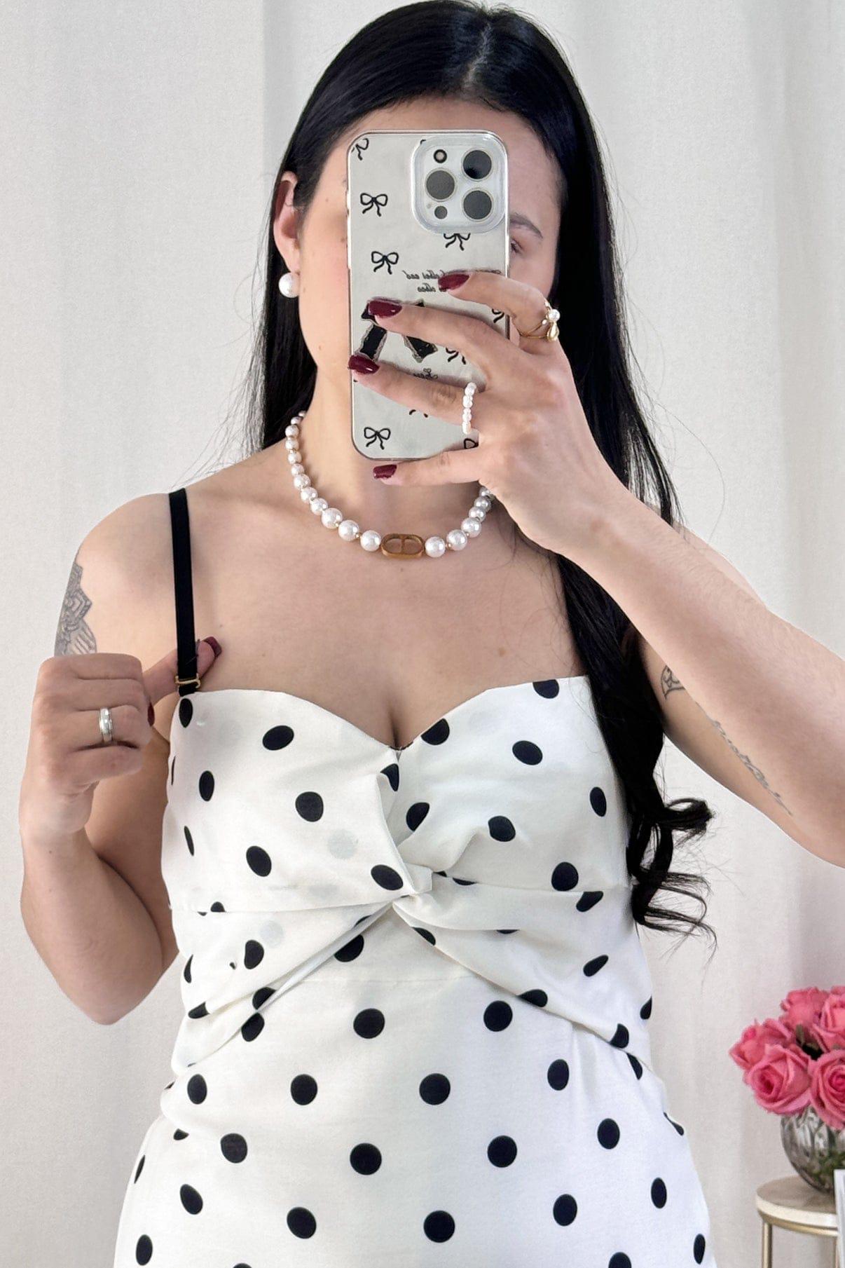 Vestido Sevilhana Vestido branco de bolinhas pretas com colar de pérolas e acessórios prateados