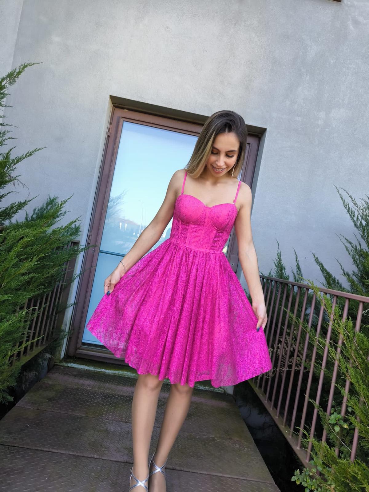 Vestido Glam Princess Vestido rosa vibrante com corpete estruturado e saia rodada