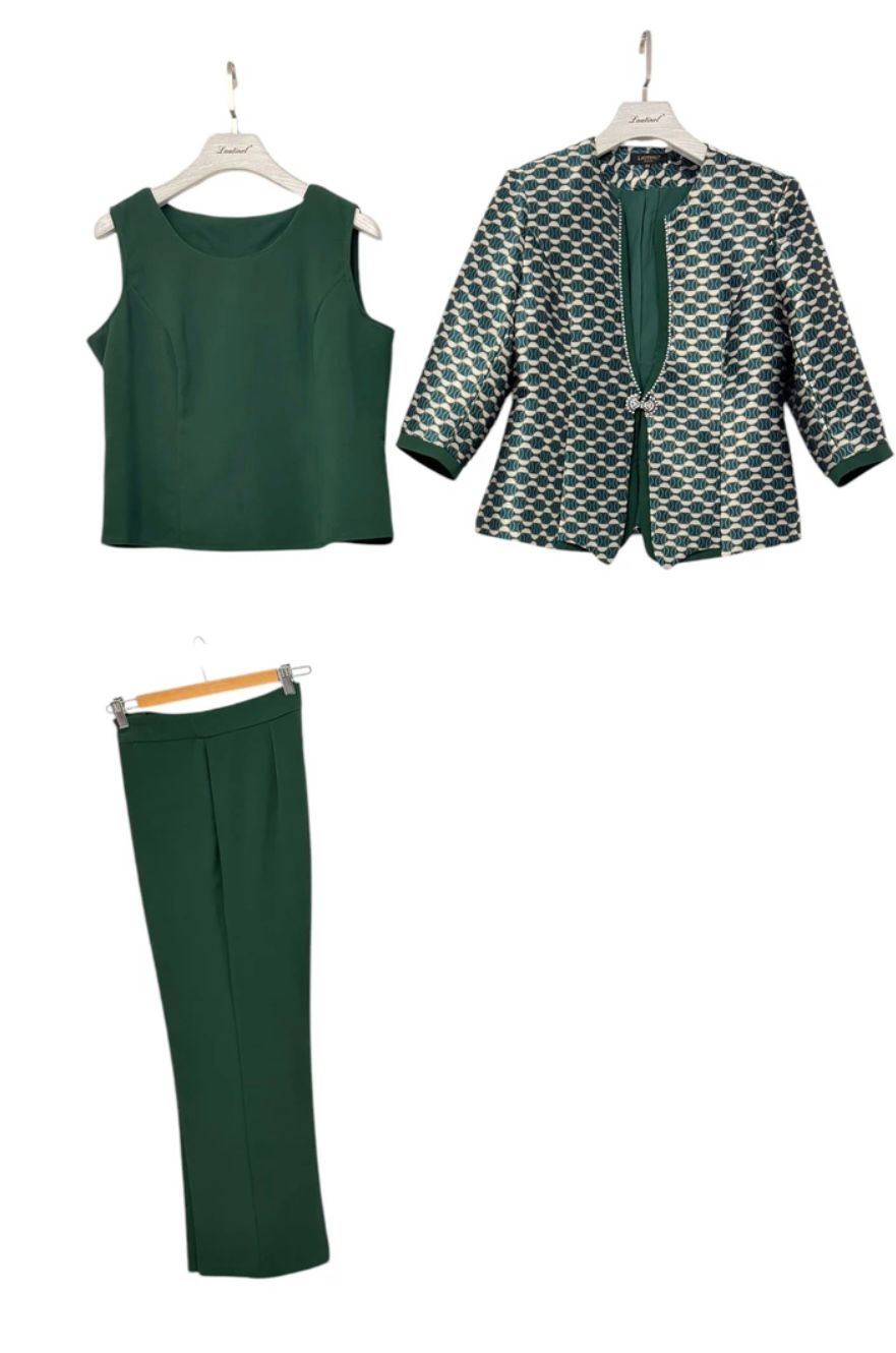 Conj. Lautinel 3 Peças (Calça, Blusa e Blazer) Conjunto feminino verde com casaco estampado e calças, pendurado em cabides