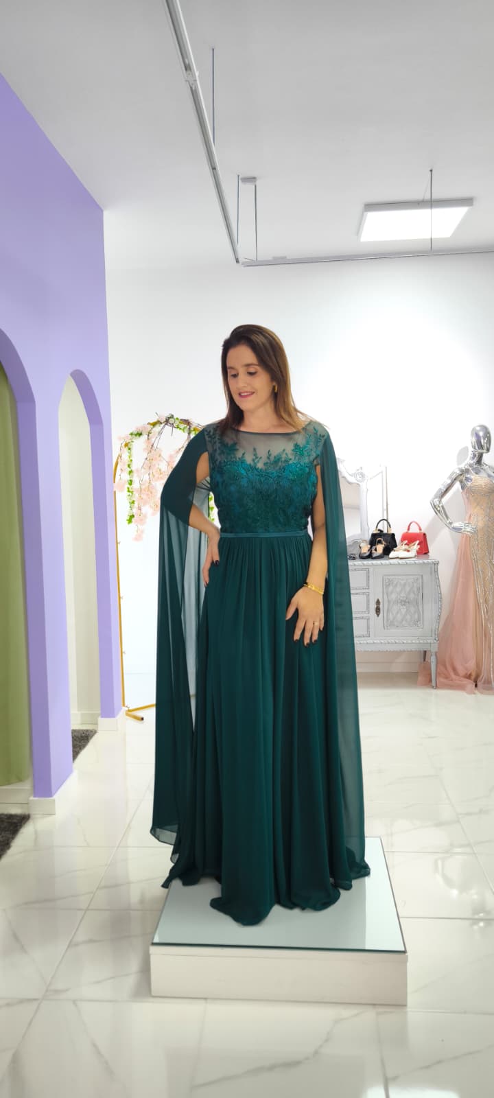 Vestido Cleopatra Plus Size Vestido longo verde-escuro com mangas transparentes e bordados usado por mulher
