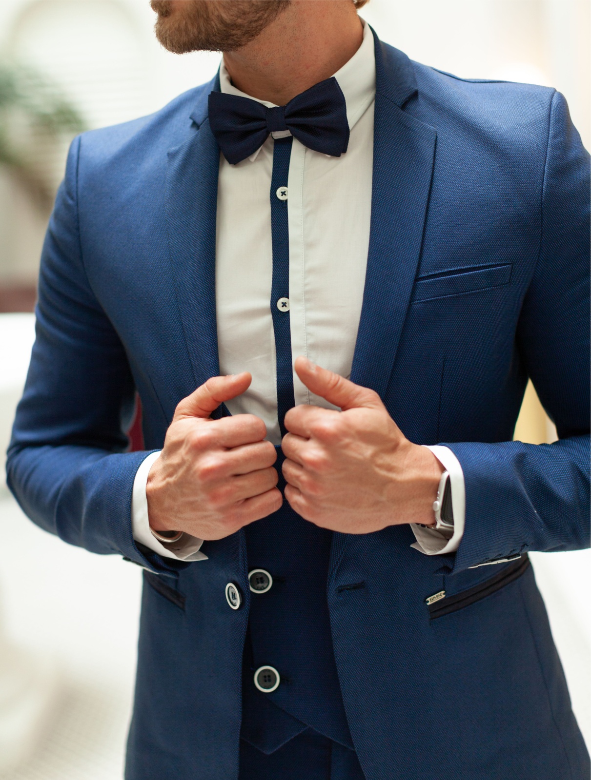 BLAZER SMK BLUE REFLECTIO Homem a vestir fato azul com gravata borboleta azul e camisa branca