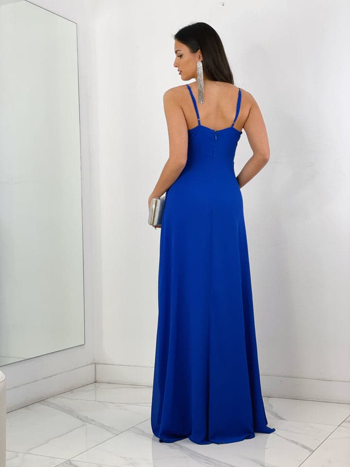 Vestido Nancy Vestido longo azul royal com alças finas usados por mulher em ambiente branco minimalista