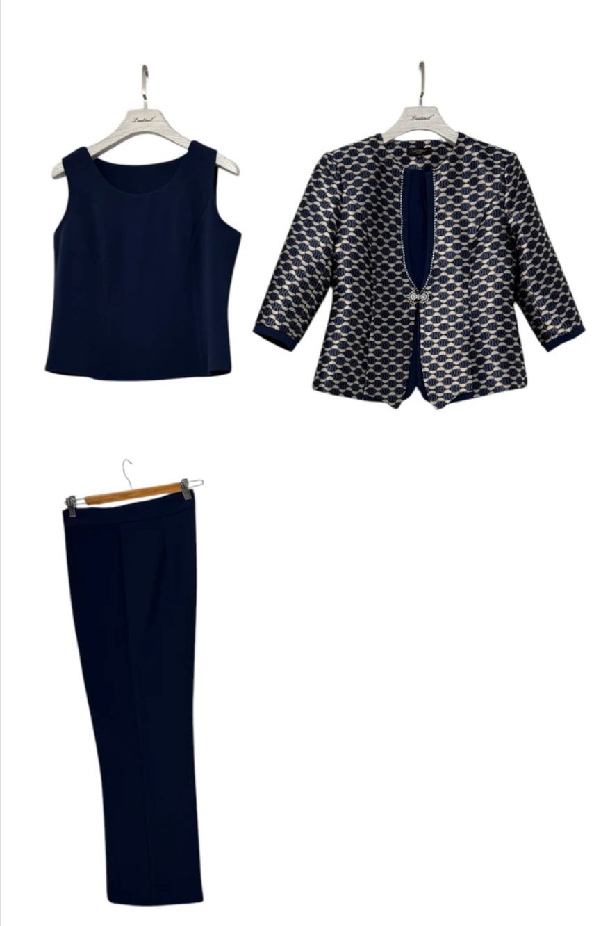 Conj. Lautinel 3 Peças (Calça, Blusa e Blazer) Conjunto de roupa com top azul escuro, casaco estampado azul e branco, e calças azuis em cabides