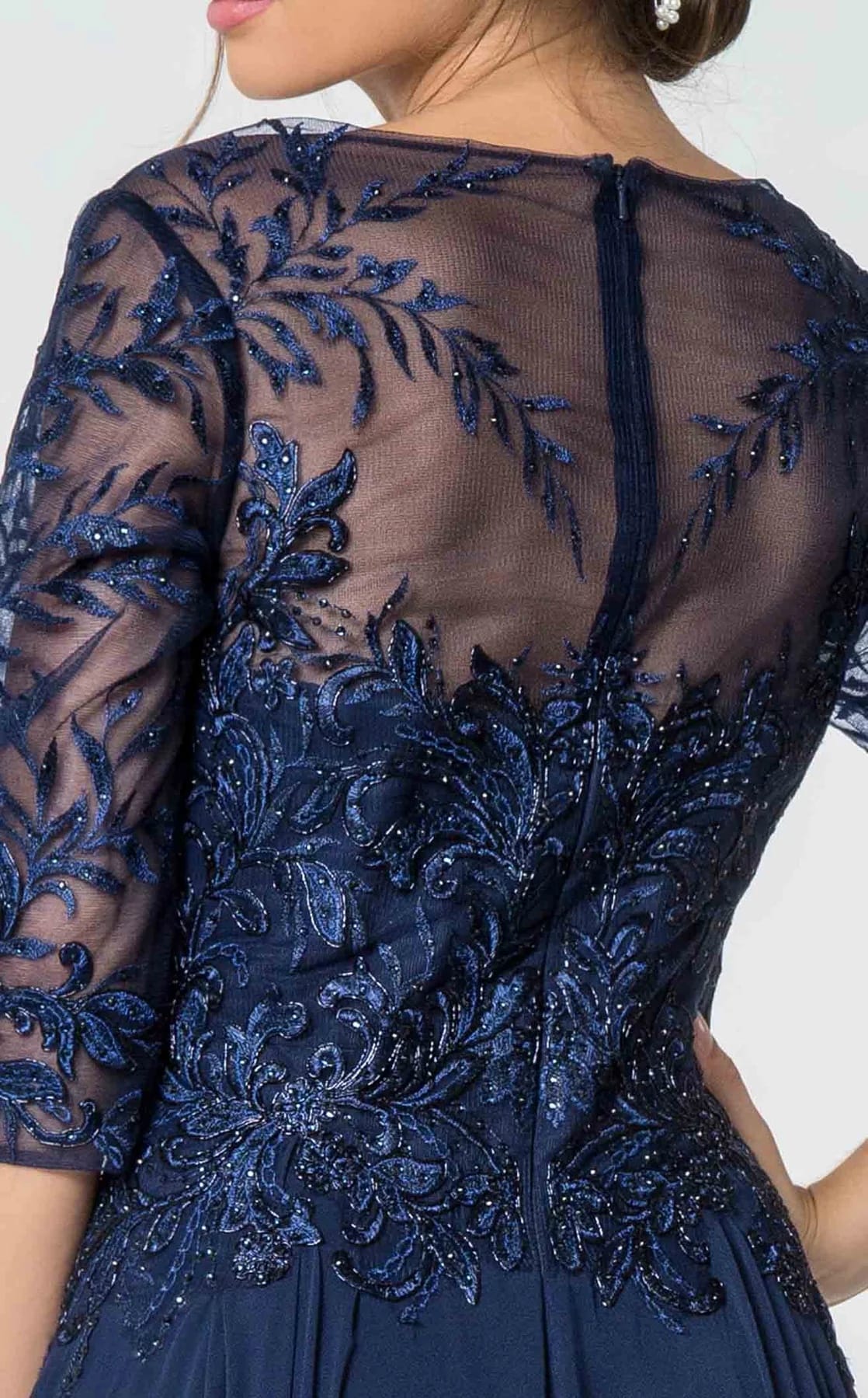 Vestido Maisha XLSIZE Vestido azul marinho com renda e bordados florais transparents nas costas