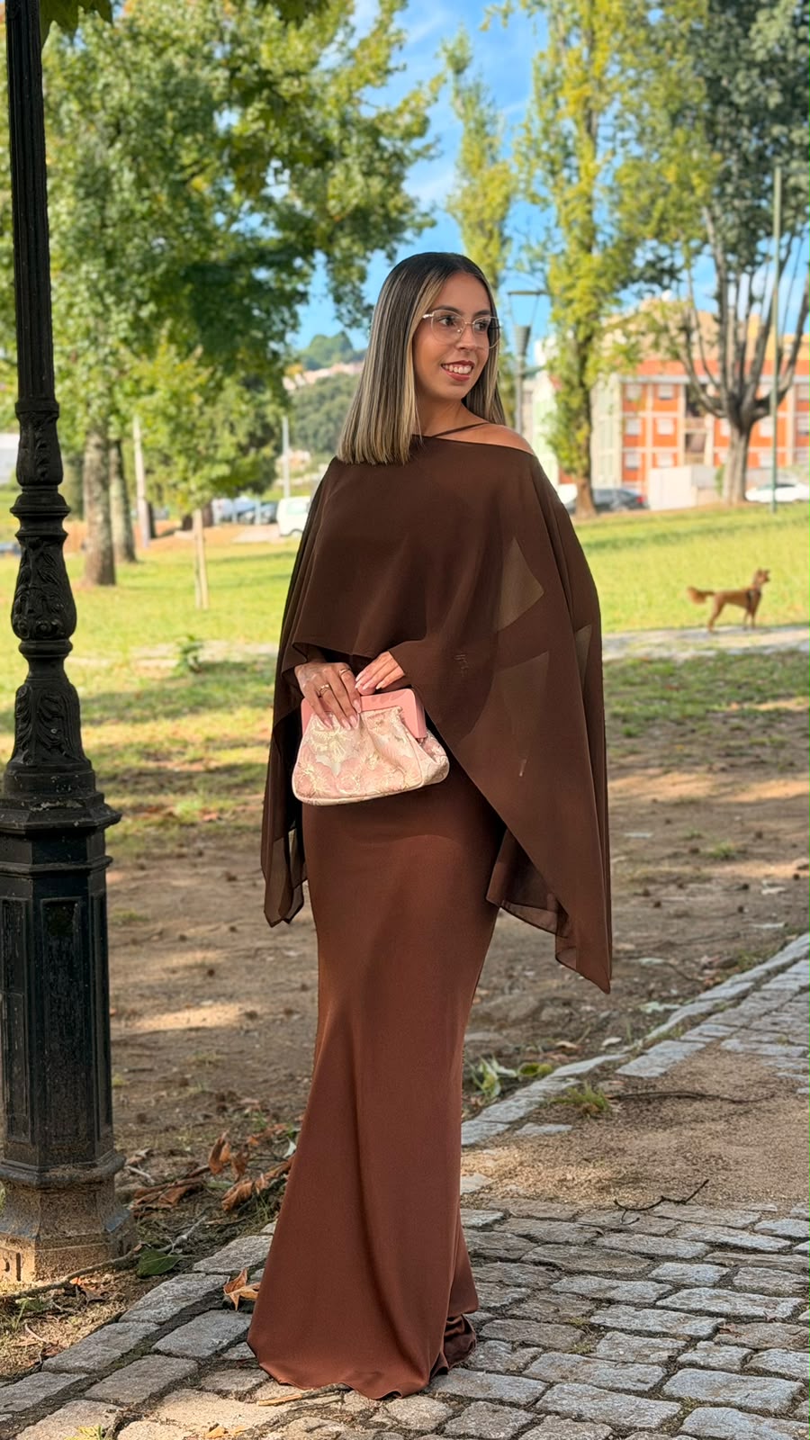 Vestido F&P MIRAGE Castanho Mulher com vestido castanho longo e mala rosa em parque
