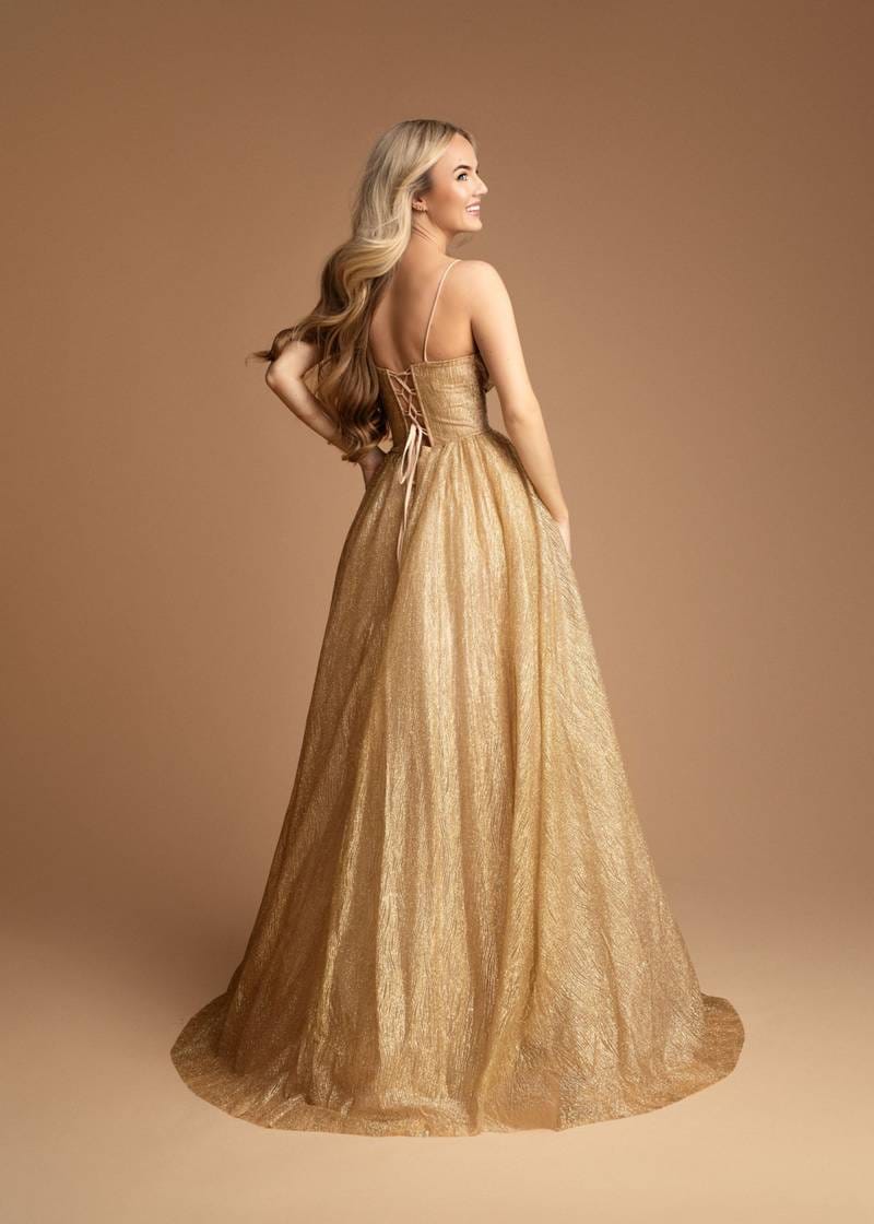 Vestido Alice Vestido longo dourado com alças finas e detalhe de laçada nas costas