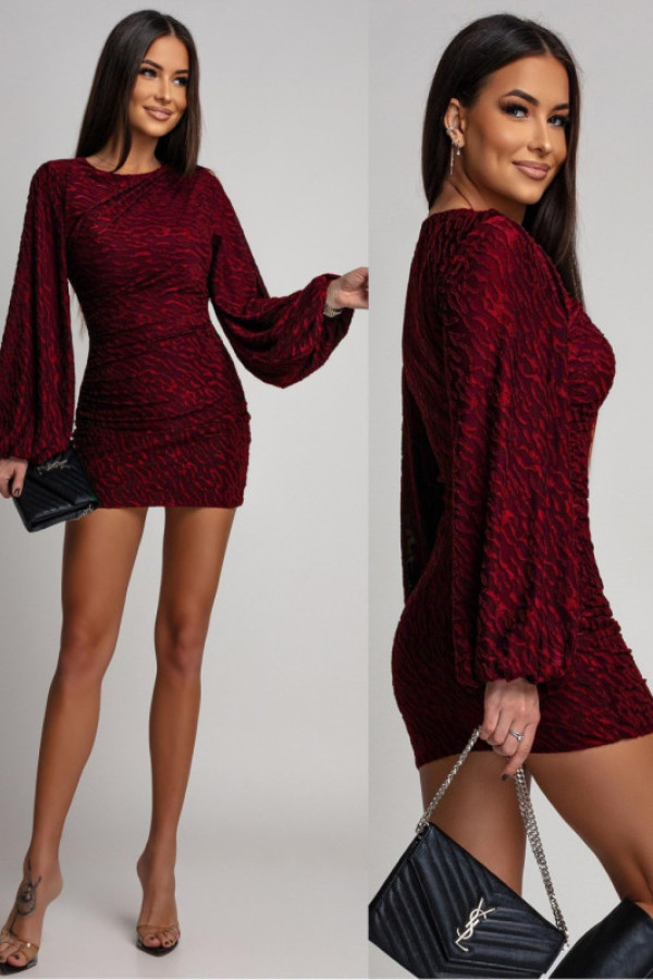 Vestido Sofistique Vestido curto vermelho escuro com padrão texturado e mangas largas, mala preta de corrente prateada com logótipo dourado
