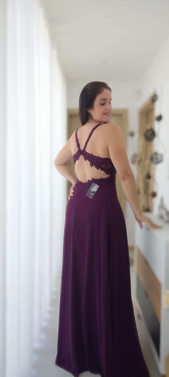Vestido Diana Vestido longo roxo com renda nas costas e etiqueta preta pendurada.