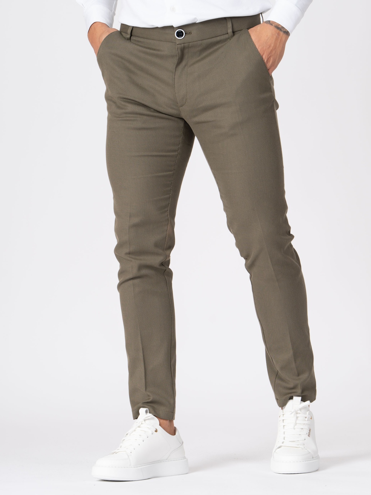 Calça SMK Kaki Calças castanho-mesclado justas com ténis brancos e botão azul escuro