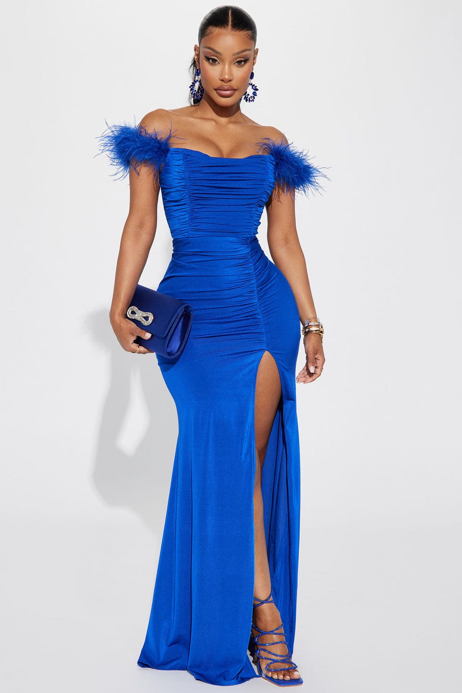 Vestido Valquíria Vestido longo azul com penas nos ombros e fenda na perna