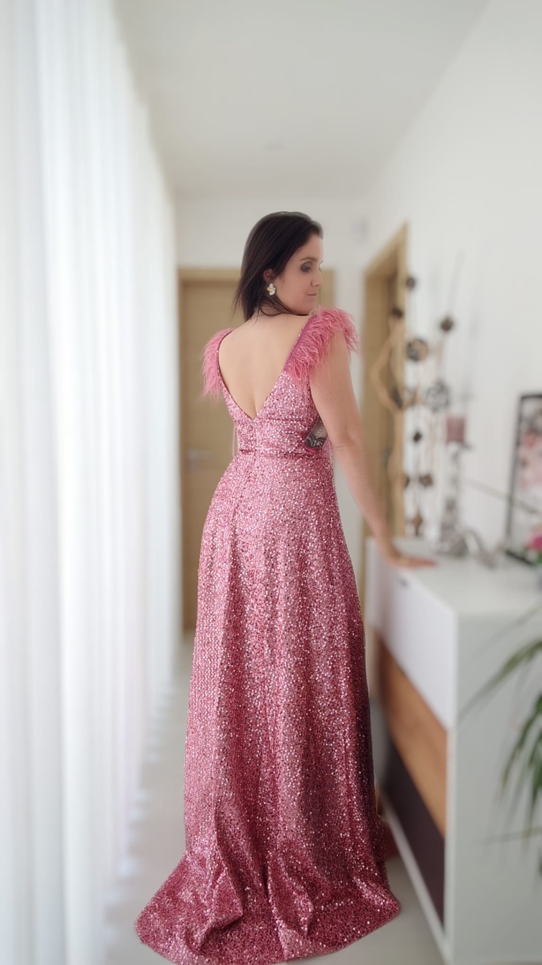 Vestido Pillar Vestido longo rosa brilhante com decote em V e penas nos ombros