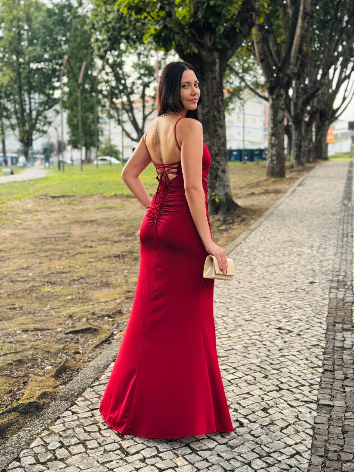 Vestido HUNGARO Vestido comprido vermelho com detalhe cordão nas costas e carteira bege
