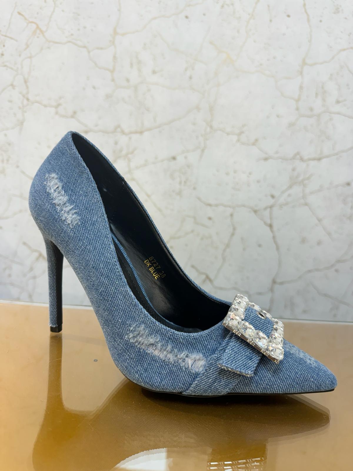 Stiletto Glamour Denim Sapato de salto alto em tecido azul tipo ganga com fivela decorativa e salto fino preto