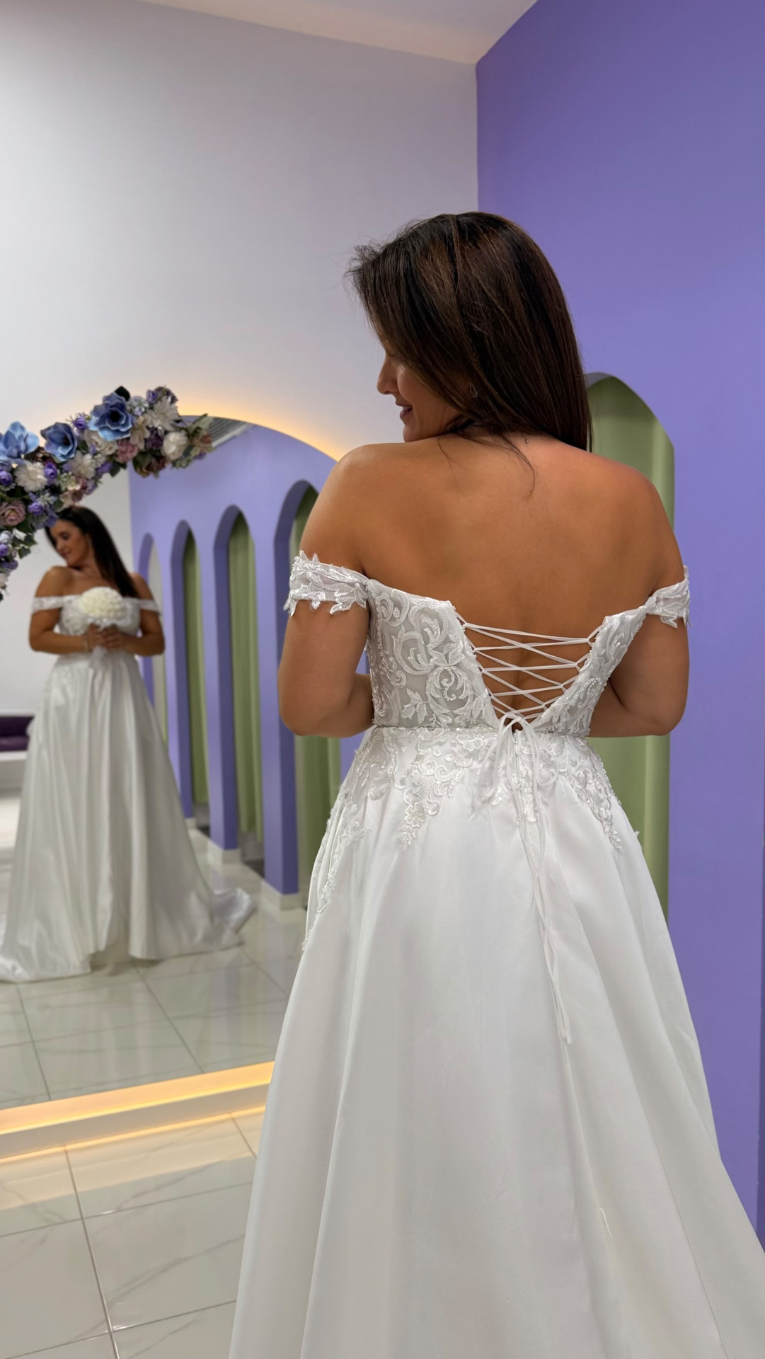 Vestido Amour Glamour Vestido de noiva branco com renda floral e laçada nas costas