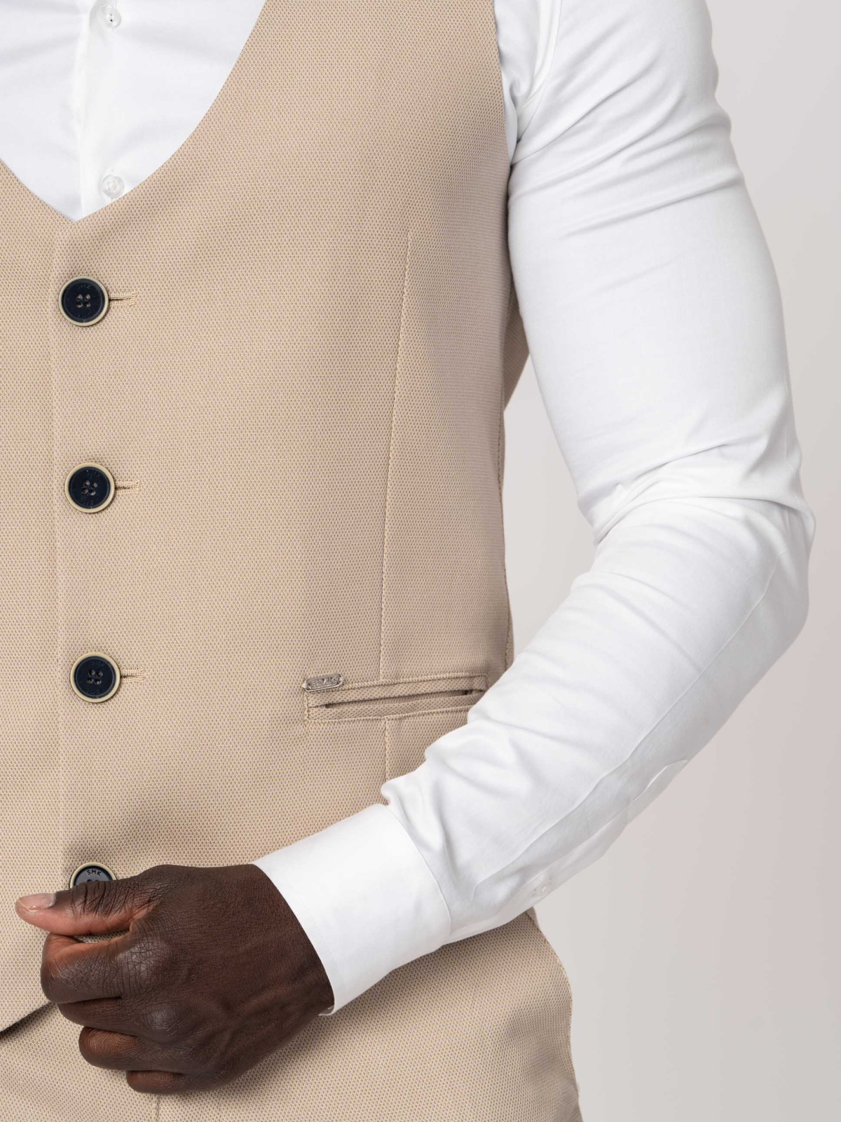 Colete SMK Golden Wear Colete bege com botões pretos e camisa branca