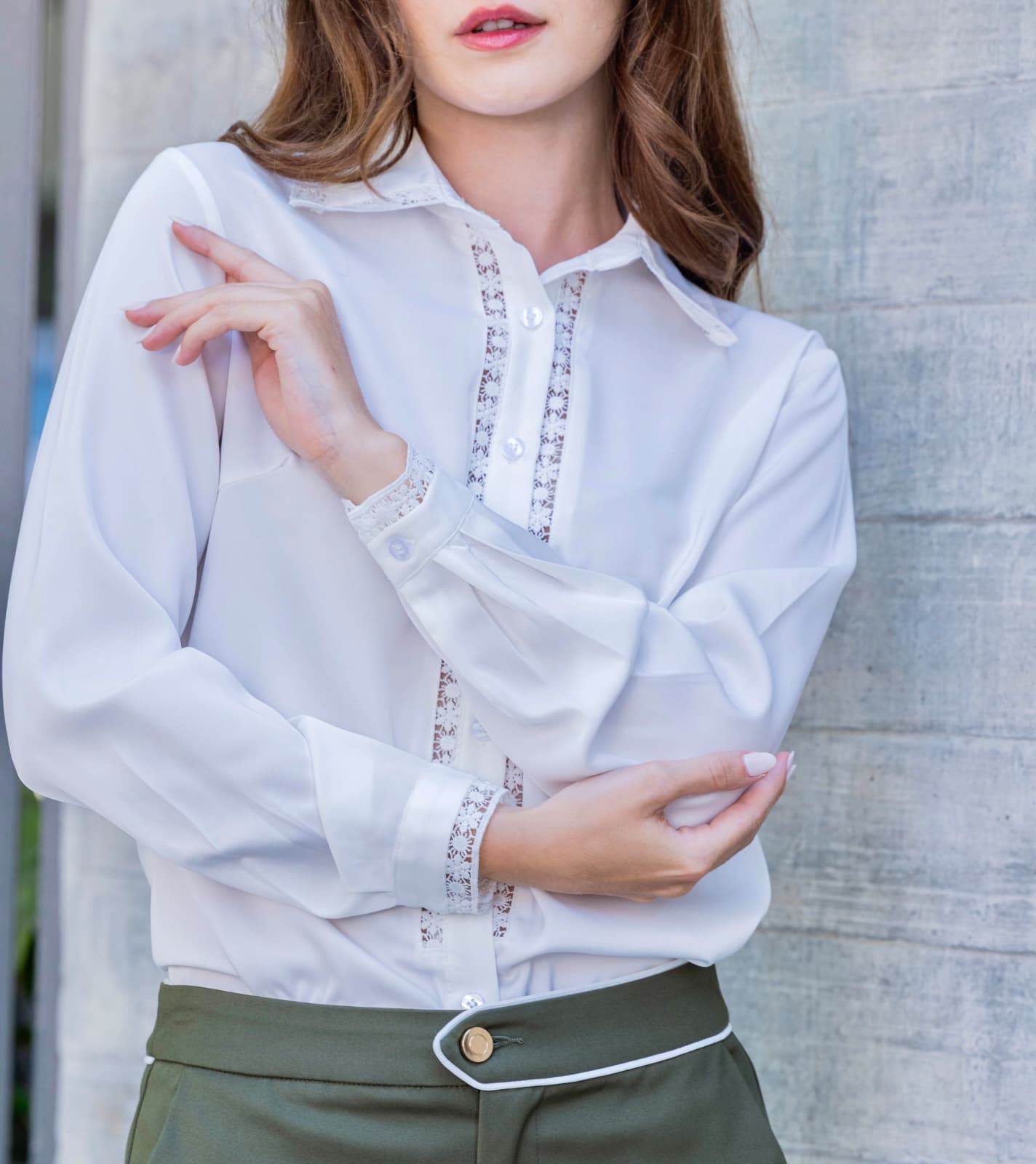 Blusa c/renda Moda Ana Blusa branca feminina com detalhes em renda e calças verdes com botão dourado