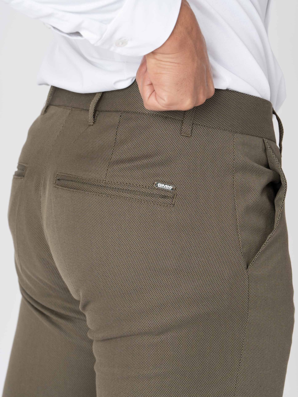 Calça SMK Kaki Calças castanhas com texturas e etiqueta BMKG