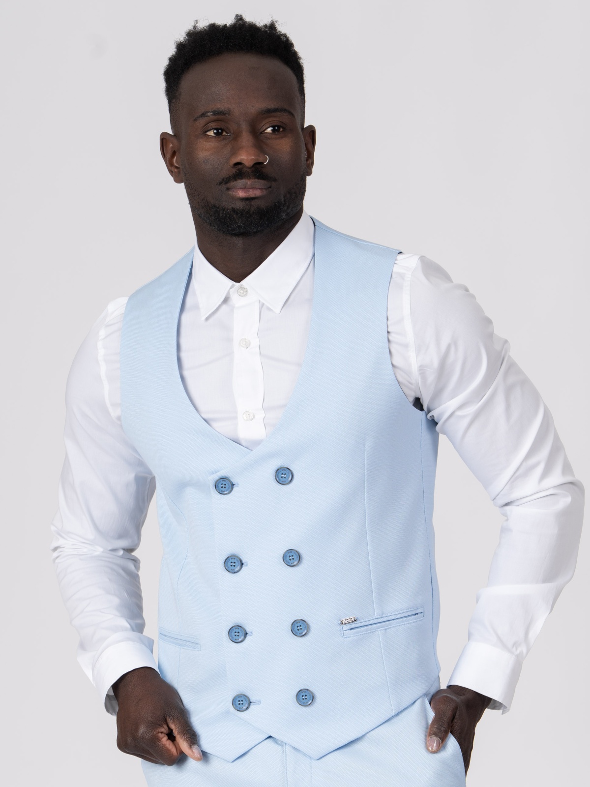 Colete SMK Azul Claro Homem com colete azul claro e camisa branca