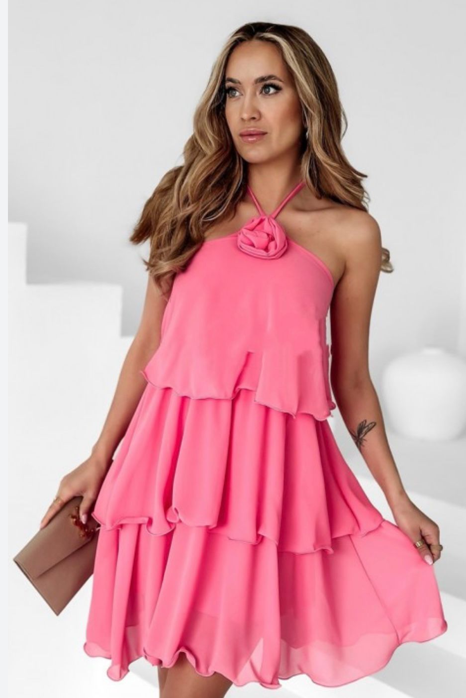 Vestido Chifon Flor Vestido rosa de tecido leve com camadas e flor na alça