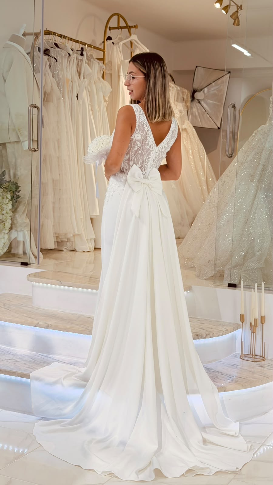 Vestido Denielle Noiva Vestido de noiva branco com renda e laço grande atrás