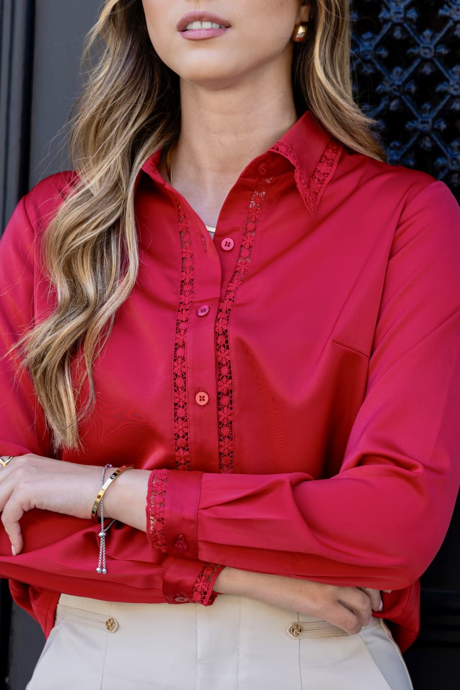Blusa c/renda Moda Ana Camisa vermelha com renda e calças bege com botões dourados