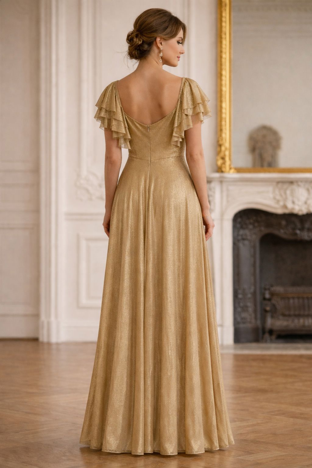 Vestido Sol Dourado Vestido longo dourado com mangas com babados visto pelas costas